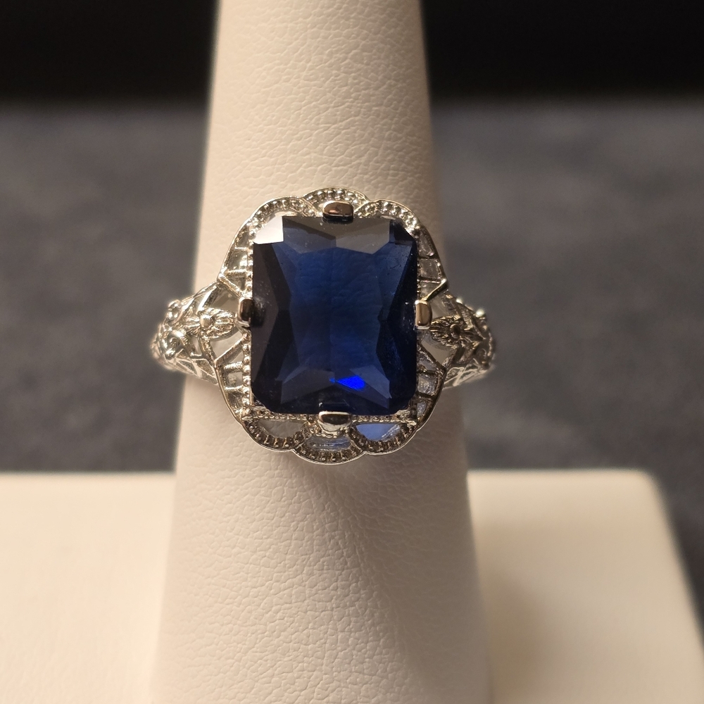 .925 Sterling Silver Ring. Lab. Grown Saphire Size 7